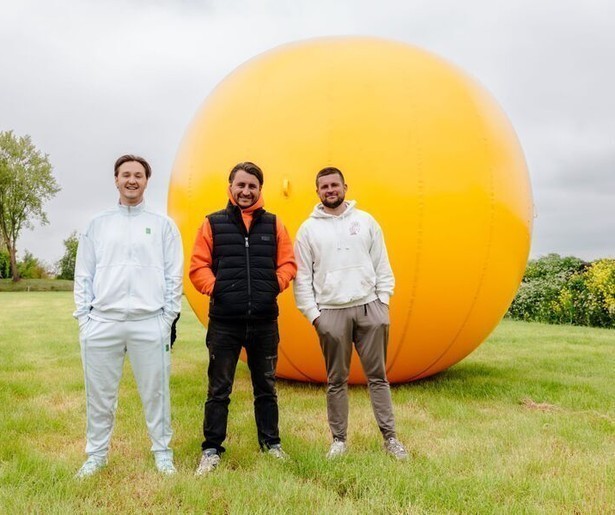 Danny Froger en Fajah Lourens loodsen in Let's Play Ball een hele grote bal door Friesland