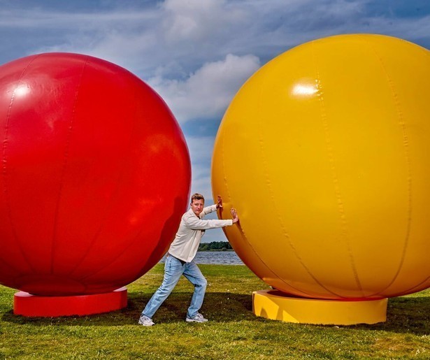 De zangers nemen het op tegen de rappers in de laatste aflevering van Let's Play Ball