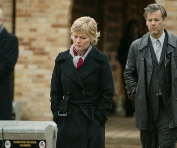 Clare Holman krijgt te maken met een onsmakelijke reünie in Lewis