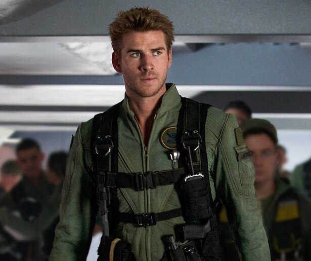 Liam Hemsworth neemt het op tegen een paar aliens in Independence Day: Resurgence