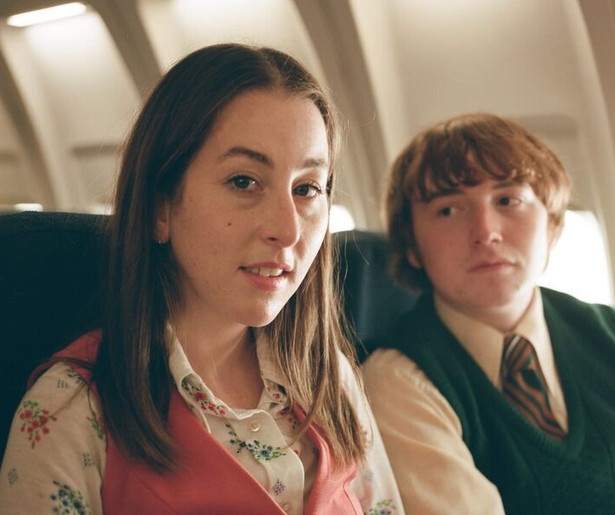 Alana Haim en Cooper Hoffman navigeren door de liefde en het leven in Licorice Pizza