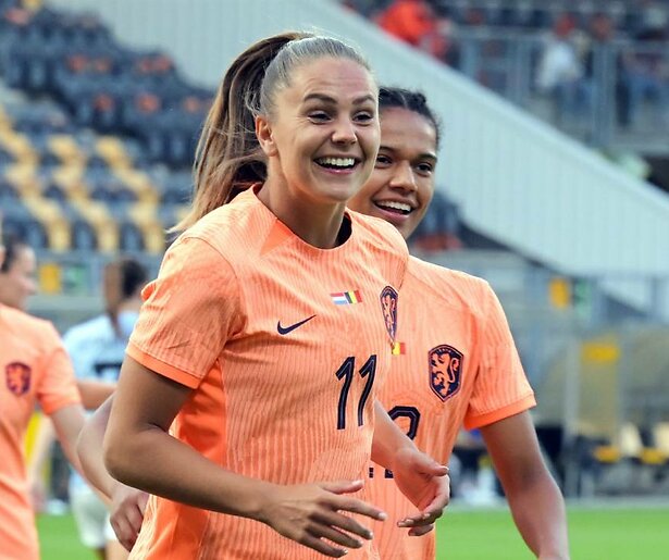 De Oranjeleeuwinnen in actie tegen Portugal om WK vrouwenvoetbal 2023