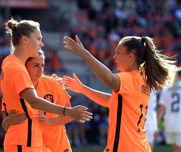 Oranje start het EK voetbal (v) tegen Zweden