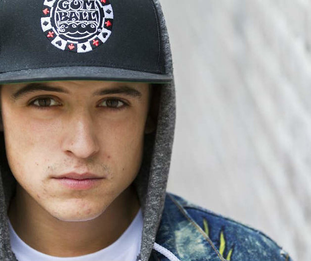 Lil' Kleine boos, gooit microfoon publiek in