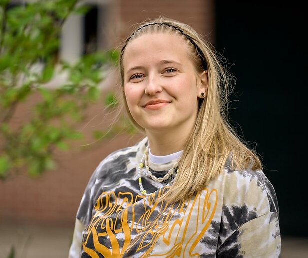 Linde Tijhof staat oog in oog met een wolf in Woeste Grond