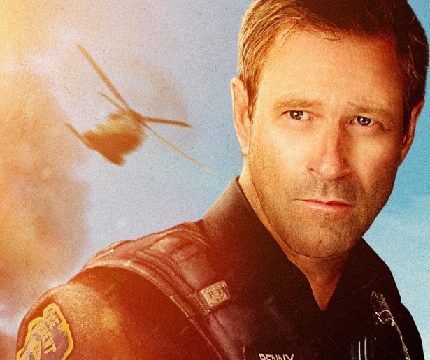Aaron Eckhart trekt stoer zijn eigen plan in Line of Duty