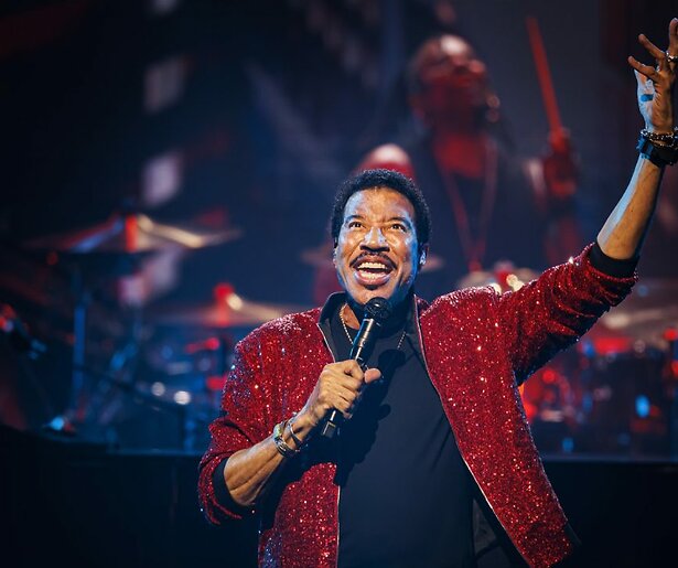 BN'ers zingen en swingen mee met Lionel Richie in herhaling Het Beste van... Lionel Richie