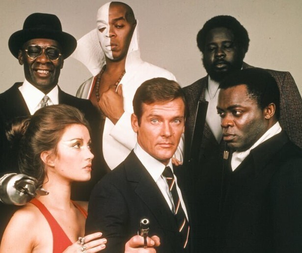 Roger Moore kruipt voor de allereerste keer in de huid van James Bond in Live and Let Die