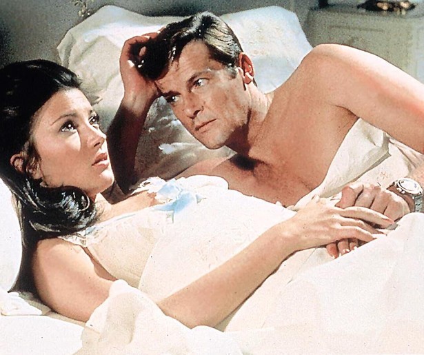 Roger Moore debuteert als James Bond in Live and Let Die
