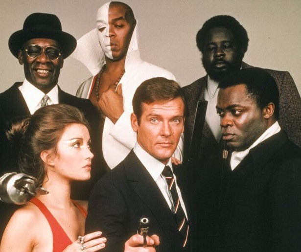 Roger Moore maakt zijn Bond-debuut in Live and Let Die