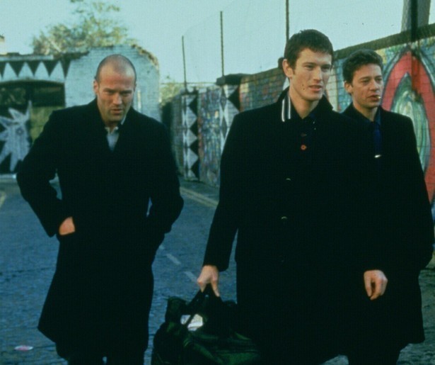 Jason Stateham heeft een grote schuld in Lock, Stock and Two Smoking Barrels