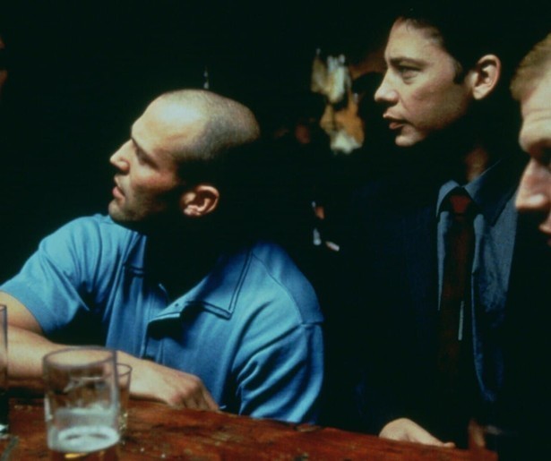 Jason Statham en zijn vrienden hebben een grote schuld in Lock, Stock and Two Smoking Barrels