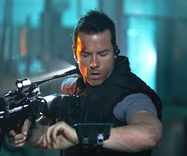 Guy Pearce moet behoorlijk wat doen voor zijn vrijheid in Lockout