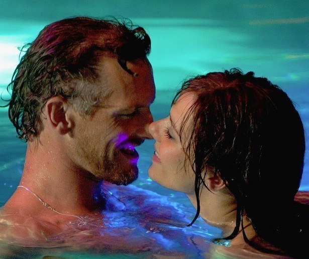 Barry Atsma vindt een dode vrouw in Loft