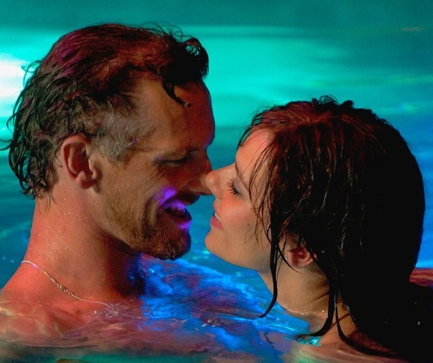 Barry Atsma vindt een dode jonge vrouw in Loft