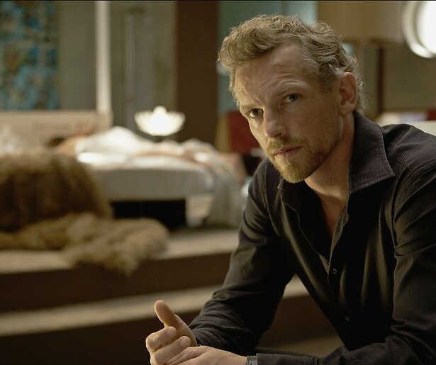 Barry Atsma vindt een dode vrouw in Nederlandse thriller Loft