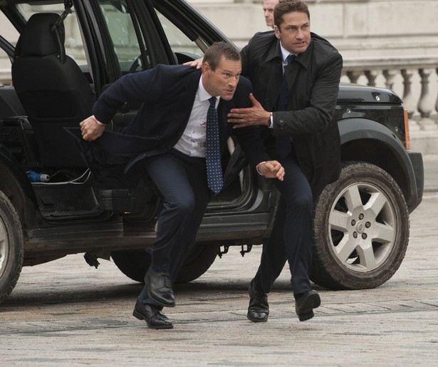 Gerard Butler heeft het er maar druk mee in Londen Has Fallen