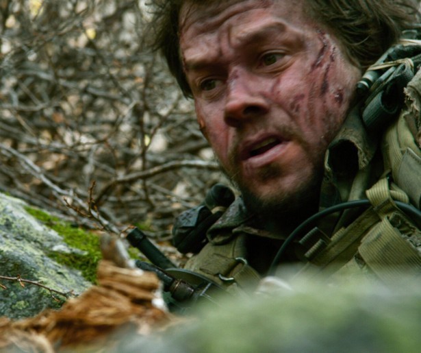 Mark Wahlberg loopt in een hinderlaag in Lone Survivor