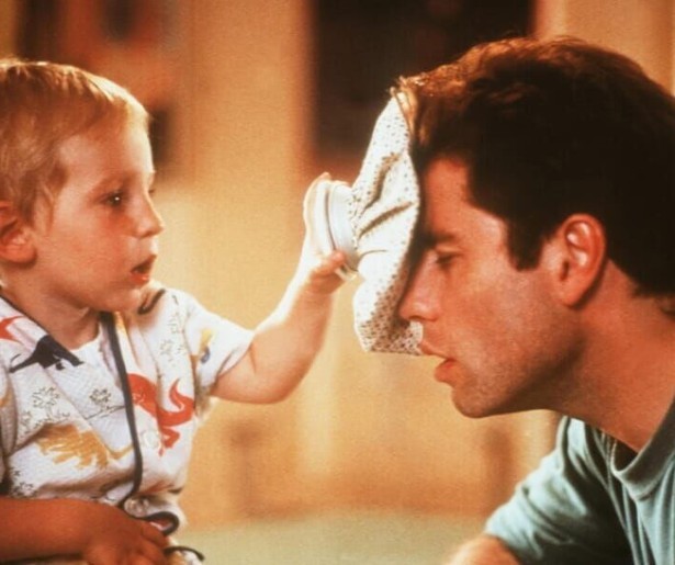 Bruce Willis kruipt in de rol van een babbelende baby in Look Who's Talking