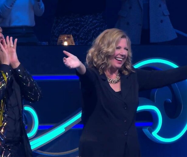 Eerbetoon aan Loretta Schrijver in eerste aflevering The Masked Singer