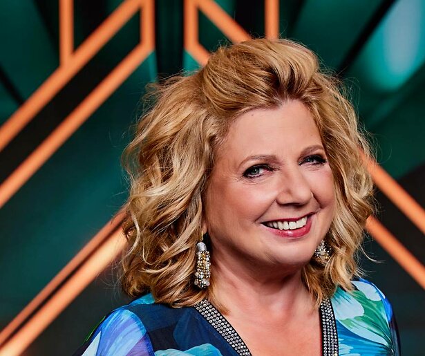 Loretta Schrijver steekt de draak met haar The Masked Singer-collega's: 'Domste panel van Nederland'