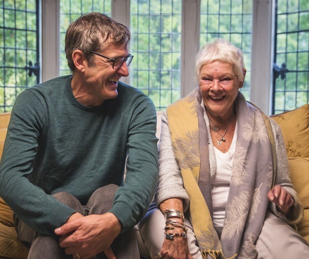 Louis Theroux interviewt niemand minder dan Judi Dench