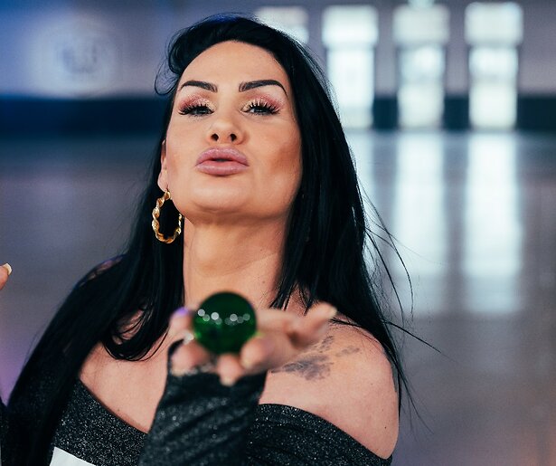 Zijn deze Echte Meisjes in de Jungle bezig met een eigen tv-programma?