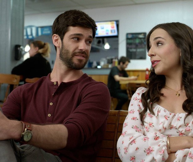 Skye Coyne en Travis Laughlin vechten elkaar haast de tent uit in Love's Playlist