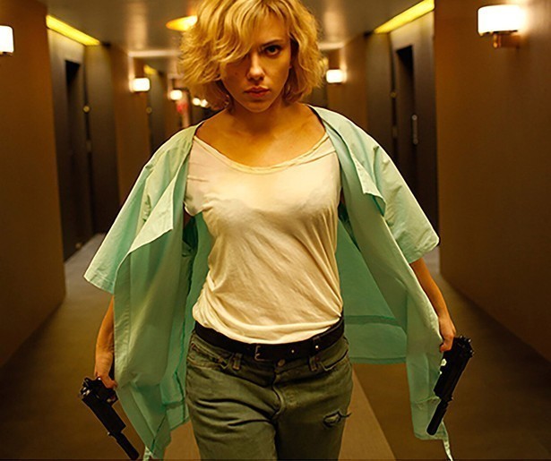 Scarlett Johansson wordt gedwongen drugs te smokkelen in Lucy