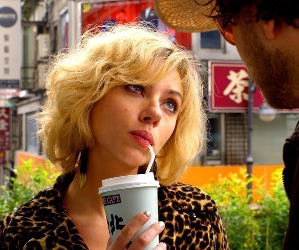 Scarlett Johansson is opeens een hyperintelligente superstrijder in Lucy
