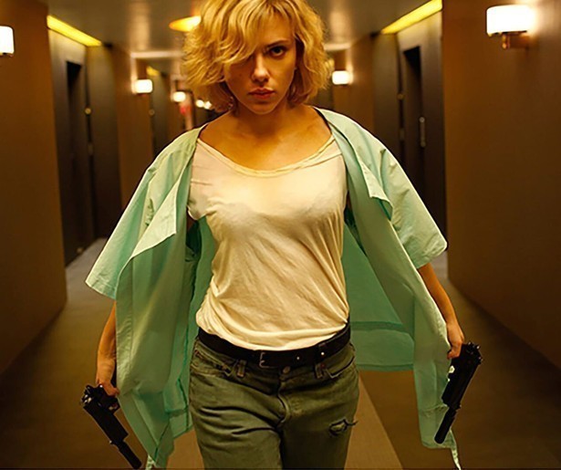 Scarlett Johansson wordt gedwongen om als drugskoerier te werken in Lucy