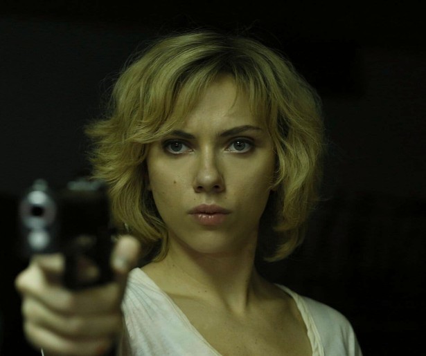 Scarlett Johansson wordt een hyperintelligente superstrijder in Lucy