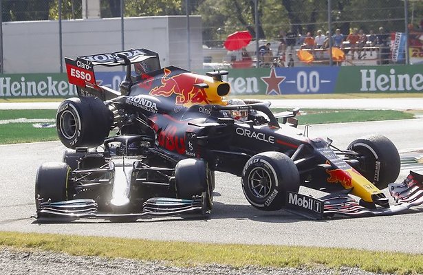 Bizarre crash Max Verstappen en Lewis Hamilton op Monza