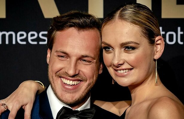 Video: wie ving het bruidsboeket van Maxime?