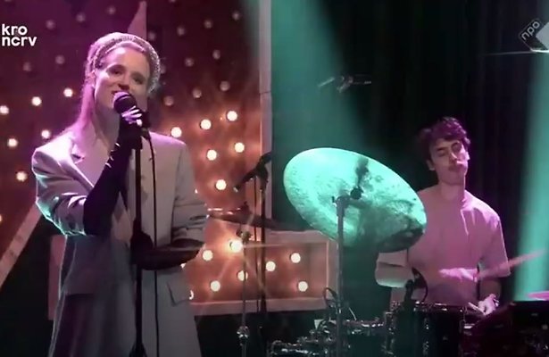 Videosnack: Merol zingt behoorlijk vals in M