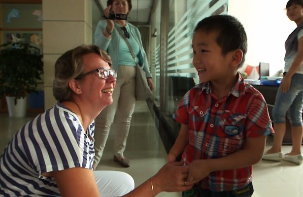 Videosnack: Levi vliegt zijn nieuwe familie in de armen