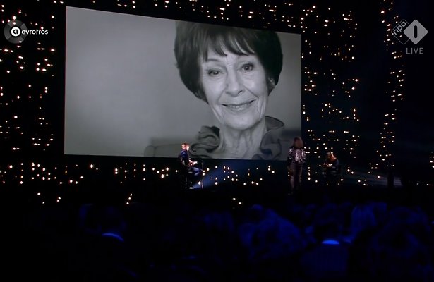 Videosnack: Emotioneel eerbetoon aan Mies Bouwman tijdens Televizier-Ring Gala
