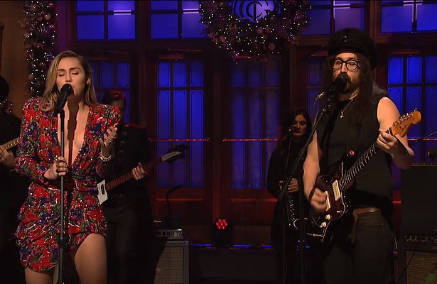 Videosnack: Miley Cyrus zingt Happy X-MAS (War is over) bij SNL