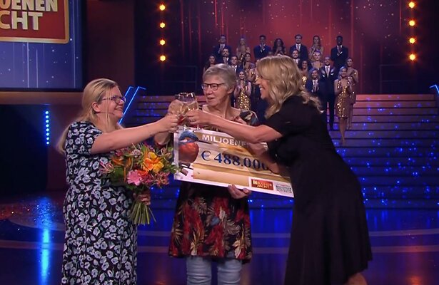 Video: Miljoenenjacht-winnaar Bertha verrast vriend met enorm geldbedrag
