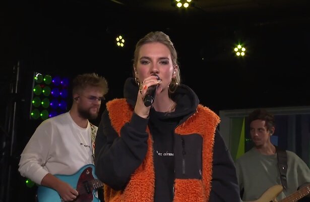 Video: Maan zingt nieuwe single Sowieso Overhoop