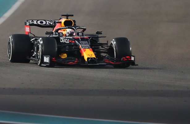 Bizarre ontknoping Formule 1-titelstrijd tussen Max en Lewis