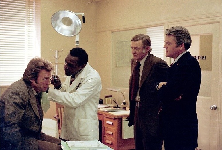 Clint Eastwood zoekt een seriemoordenaar Clint Eastwood zoekt een seriemoordenaar