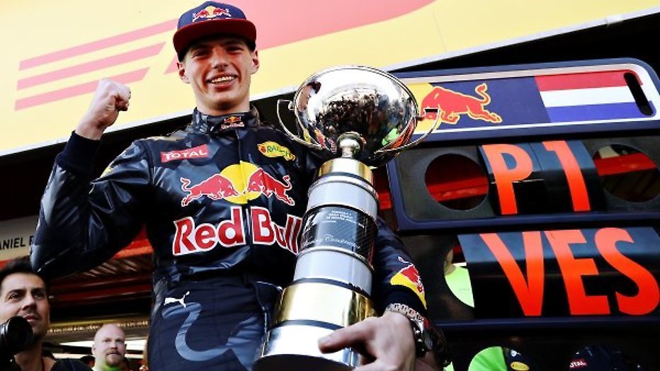 Allemaal papier bad Bekend Nederland feliciteert Max Verstappen met zijn eerste Grand  Prix-overwinning