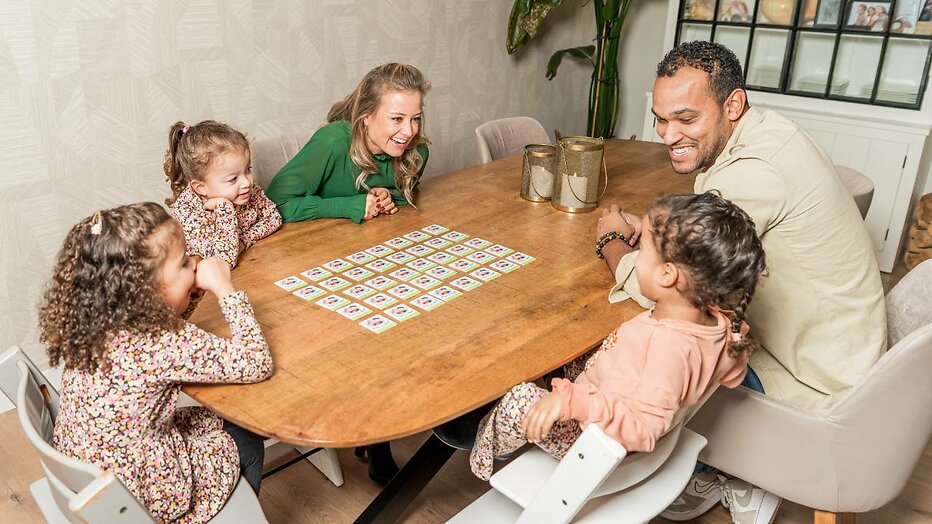 Het gezin Nicole, Kevin, Mae, Ivy en Nova (kinderen in willekeurige volgorde).