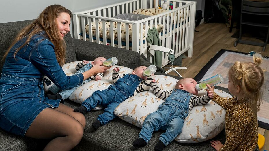 Mieke met Yara en de drieling.