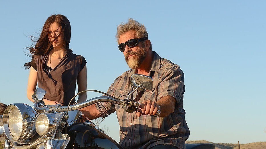 Erin Moriarty en Mel Gibson in Blood Father