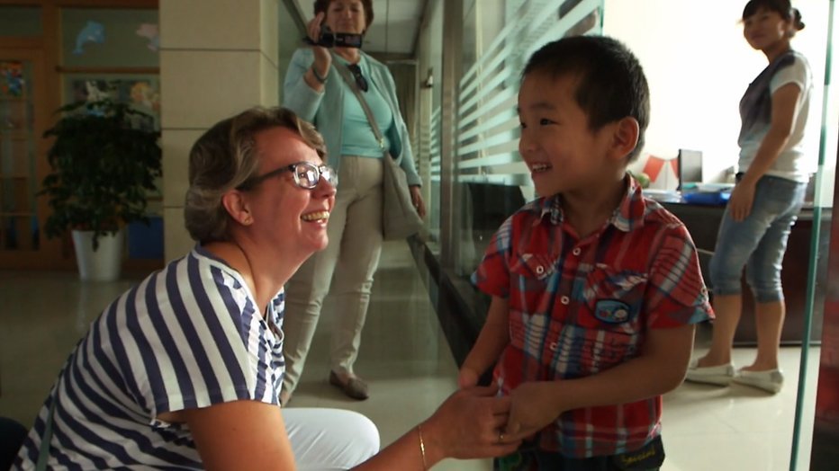 Videosnack: Levi vliegt zijn nieuwe familie in de armen