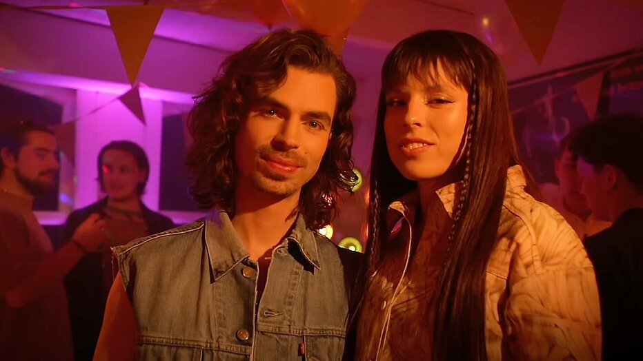 Mia en Dion in de videoclip van Burning Daylight (Remix) Mia en Dion in de videoclip van Burning Daylight (Remix)