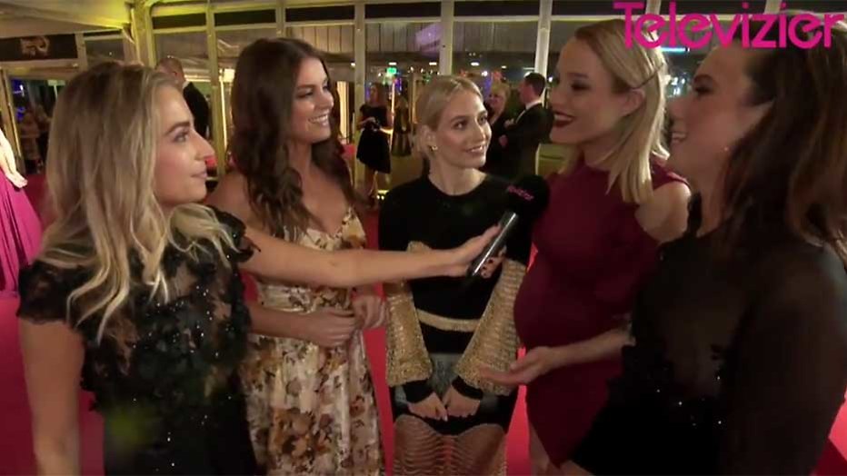 Videosnack: De dames vonden de rode loper wel heeel lang Videosnack: De dames vonden de rode loper wel heeel lang