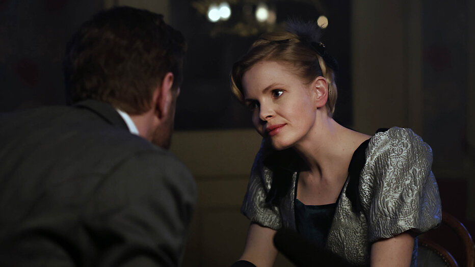 Kate Phillips als Eliza Scarlet in Miss Scarlet